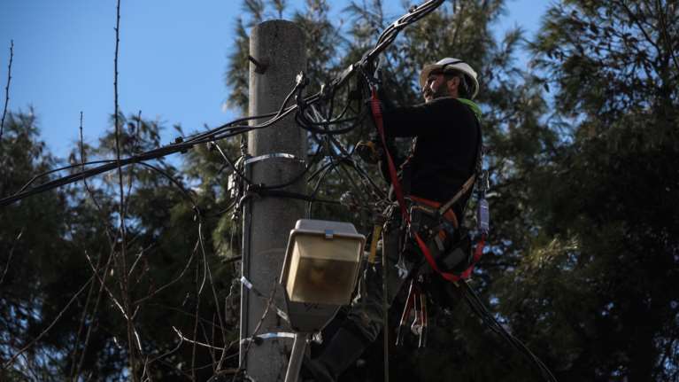 ΔΕΔΔΗΕ: Συνεχίζεται η αποκατάσταση της ηλεκτροδότησης - Προβλήματα σε Μαραθώνα και Κορωπί