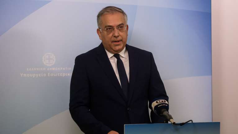 Tάκης Θεοδωδικάκος: Γενέθλια στο γραφείο  - Το μήνυμα στους &quot;συνοδοιπόρους στο όμορφο ταξίδι της ζωής!&quot;