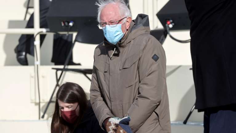 Μπέρνι Σάντερς: Γιατί έγινε viral η εμφάνισή του στην ορκωμοσία Μπάιντεν [εικόνες]