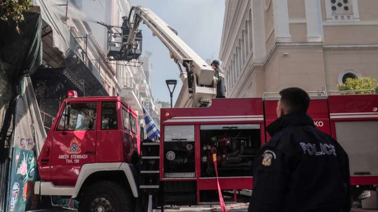 Φωτιά ξέσπασε σε διαμέρισμα στον Πειραιά - Επιχειρεί γερανοφόρο όχημα