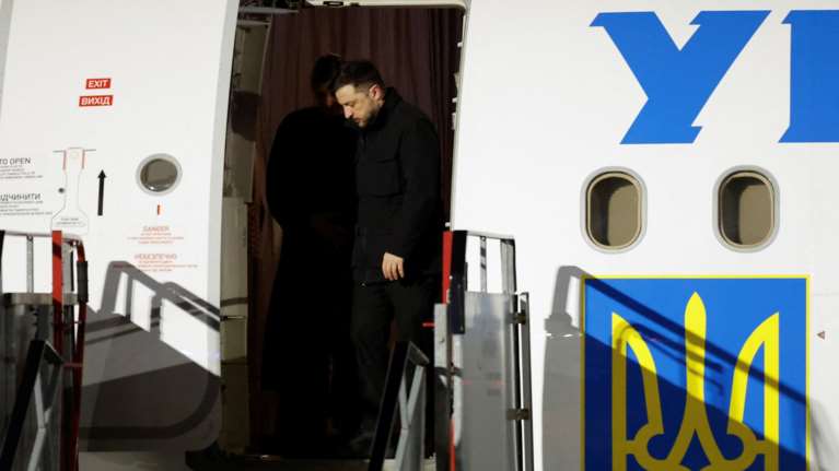 Θρίλερ με το αεροσκάφος του Ζελένσκι - Το προσέγγισαν στρατιωτικά drones κατά την άφιξή του στην Ιρλανδία