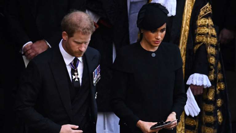 &quot;Σταματήστε τους εράνους και τις σπατάλες&quot;: Μεγάλο σκάνδαλο για τον Χάρι και τη Μέγκαν - Πώς παρανόμησε το ιδρύμα Archewell