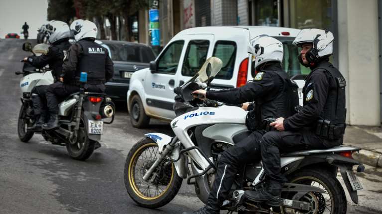 Διαρρήκτες τραυμάτισαν δύο αστυνομικούς στο Ψυχικό - Τους εμβόλισαν με τη μηχανή