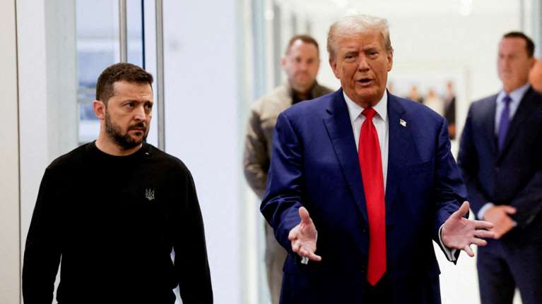 Ο Τραμπ πιέζει τον Ζελένσκι για τη διεξαγωγή εκλογών και του επιρρίπτει ευθύνες για τον πόλεμο με τη Ρωσία
