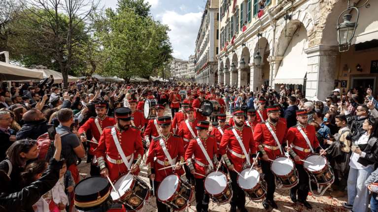 Χαμός στην Κέρκυρα: Χιλιάδες κόσμου παρακολούθησαν το έθιμο των μπότηδων [εικόνες - βίντεο]