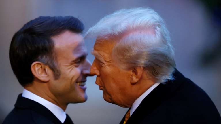 Οι σύμμαχοι δεν πρέπει να κάνουν ο ένας τον άλλον να υποφέρει με δασμούς, λέει ο Μακρόν για τον Τραμπ