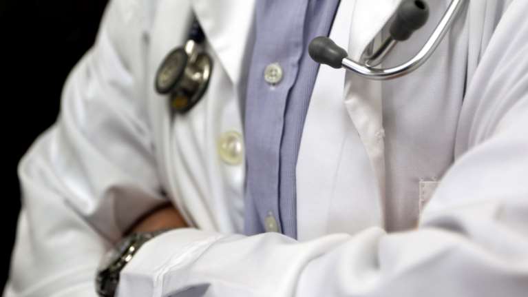 Διδυμότειχο: Ψευτογιατρός έπεισε πατέρα να του δώσει λίρες και κοσμήματα για να χειρουργηθεί η κόρη του