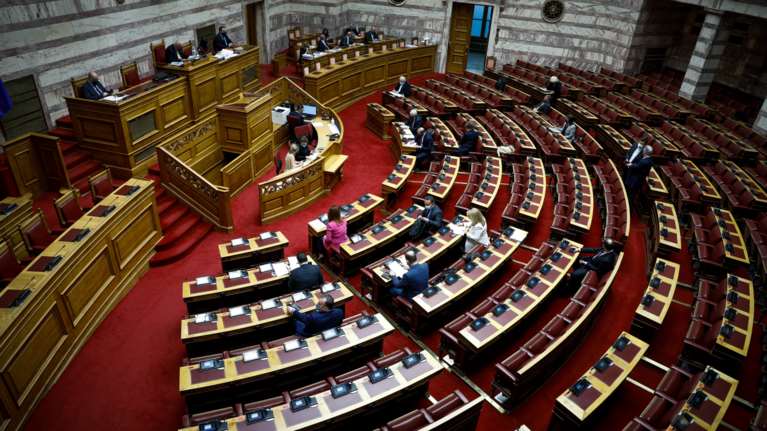 Βουλή: Σύγκρουση πολιτικών αρχηγών στην Ολομέλεια για την πανδημία και την οικονομία