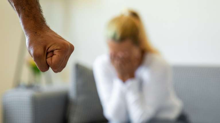 Αχαΐα: Χτυπούσε συστηματικά τη γυναίκα και το παιδί του και μετά την κατήγγειλε για εγκατάλειψη