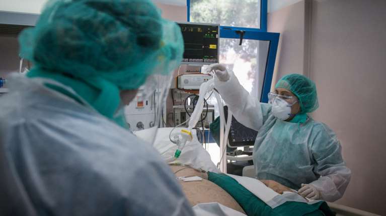 Συγκλονιστικό βίντεο από τη μάχη μέσα στη ΜΕΘ του Ασκληπείου: &quot;Κάνε μια προσπάθεια να βήξεις, μπράβο κυρ Γιώργο&quot;