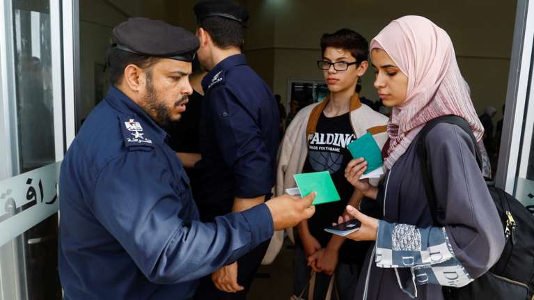 Ράφα: Με το σταγονόμετρο η διέλευση - Η ανακούφιση όσων φεύγουν και η απελπισία αυτών που μένουν