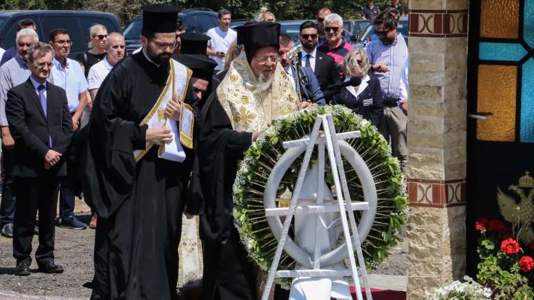 Στα Τέμπη ο Πατριάρχης Βαρθολομαίος - Τέλεσε τρισάγιο στη μνήμη των θυμάτων της σιδηροδρομικής τραγωδίας [εικόνες]