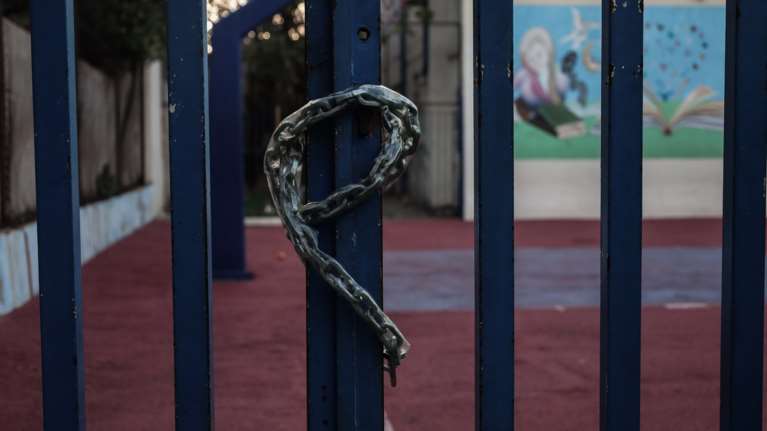 Θεσσαλονίκη: Ακρωτηριασμός 8χρονου σε σχολείο - Έκλεισε η πόρτα και του έκοψε το δάχτυλο