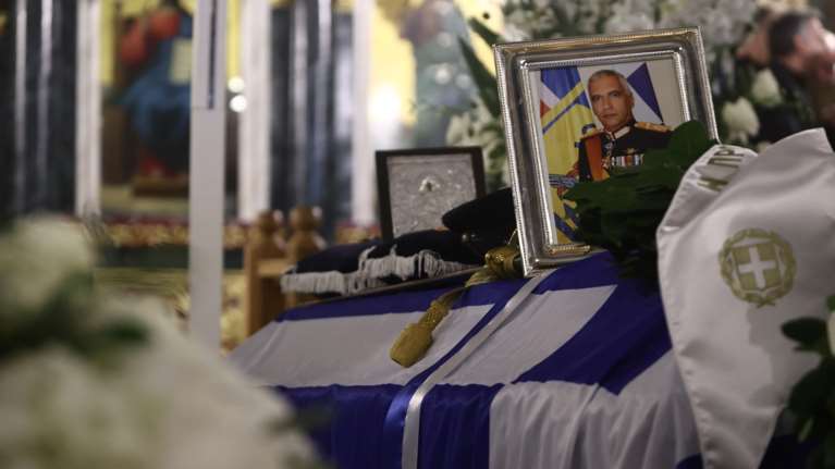 &quot;Αρχηγέ καλό ταξίδι&quot; - Τελευταίο αντίο στον πρώην αρχηγό ΓΕΕΘΑ Μιχαήλ Κωσταράκο - Εστειλε στεφάνι και ο Ακάρ [εικόνες]