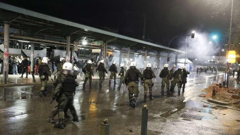 Επεισόδια στον σταθμό μετρό &quot;Αττική&quot;: Μολότοφ και δακρυγόνα στην πορεία για την τραγωδία στα Τέμπη [Εικόνες]