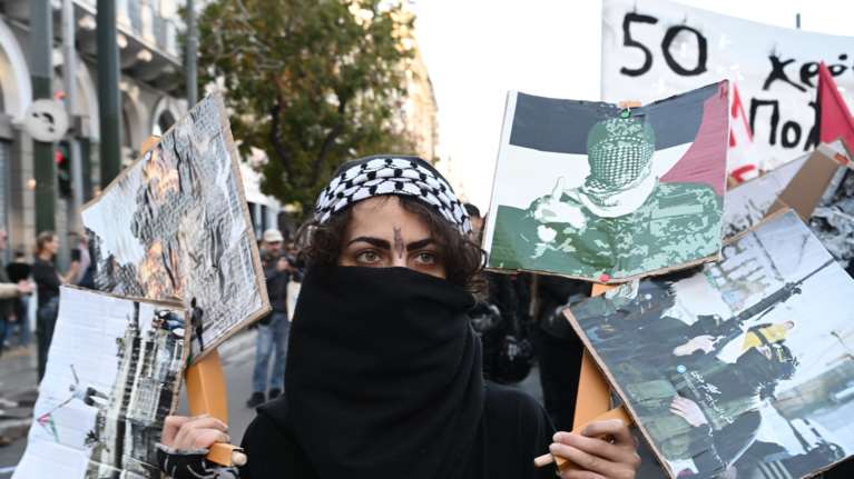 Με σημαίες της Παλαιστίνης στην πορεία για την επέτειο του Πολυτεχνείου - Δείτε τις εικόνες