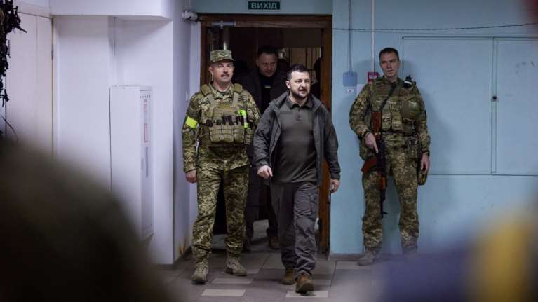 Ουκρανία: Η πρώτη επίσημη εμφάνιση του Ζελένσκι εκτός Κιέβου από την έναρξη του πολέμου [εικόνες]