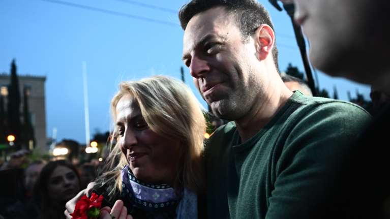 Στέφανος Κασσελάκης: Η αγκαλιά στη Ρένα Δούρου μετά την απαλλακτική πρόταση του εισαγγελέα - "Συγχαρητήρια. Επιτέλους δικαιοσύνη"