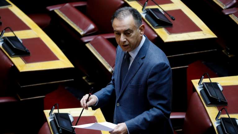 Αγνώριστος κα αδυνατισμένος μετά την περιπέτεια με τον κορονοϊό επέστρεψε στη Βουλή ο Χρήστος Κέλλας [εικόνες]