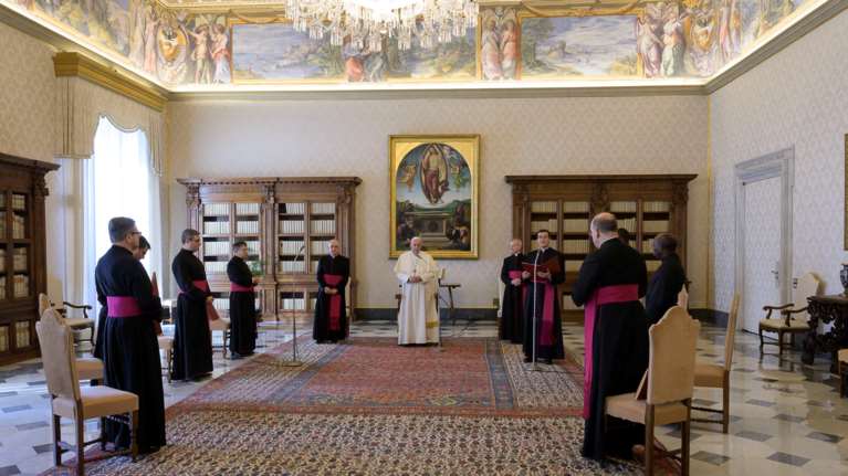 Θετικός στον κορονοϊό υψηλόβαθμος κληρικός που ζει στον ξενώνα του Πάπα Φραγκίσκου