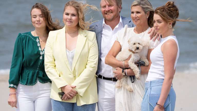 Η βασίλισσα Μάξιμα με απίθανο deux pieces Tory Burch: Η εμφάνιση στην παραλία που κέρδισε τις εντυπώσεις