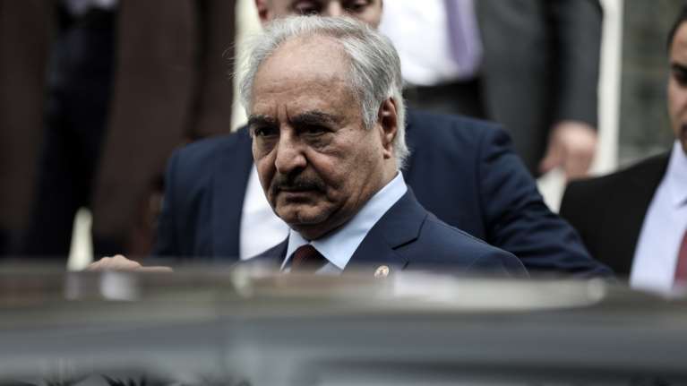 Σκληραίνει τη στάση της η Ελλάδα μετά το επεισόδιο στη Βεγγάζη - Γιατί ο Χαφτάρ στύλωσε τα πόδια στη διπλωματική αποστολή