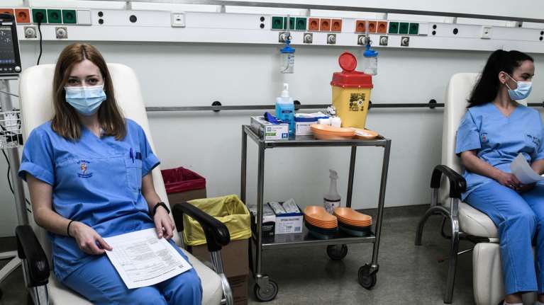 Το μεγάλο στοίχημα των εμβολίων: Πότε έρχονται οι επόμενες  83.850 νέες δόσεις - Εμβολιάστηκαν 250 την πρώτη ημέρα