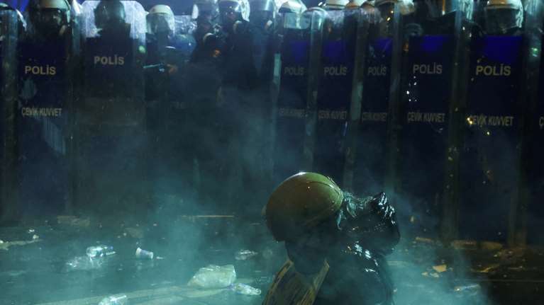 Κωνσταντινούπολη: Ανυποχώρητος ο Ιμάμογλου σε νέο μήνυμά του - Ξέσπασαν επεισόδια έξω από το δικαστήριο - Δείτε Live εικόνα