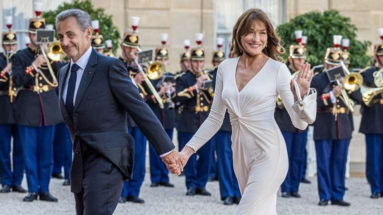 Σάλος στη Γαλλία με τον Νικολά Σαρκοζί: Διακοπές στις Σεϋχέλλες παρά το "βραχιολάκι" - Πώς τον "πρόδωσε" η κόρη του