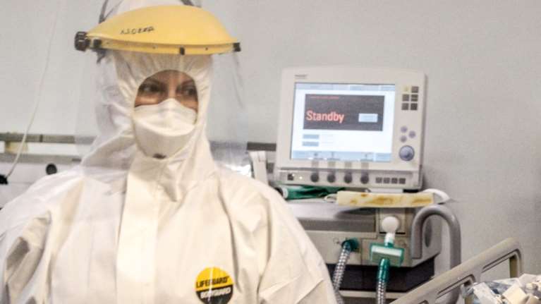 Κορονοϊός - Αττικό: Μέσα στη ΜΕΘ με τους σύγχρονους ήρωες, γιατρούς και νοσηλευτές [εικόνες]