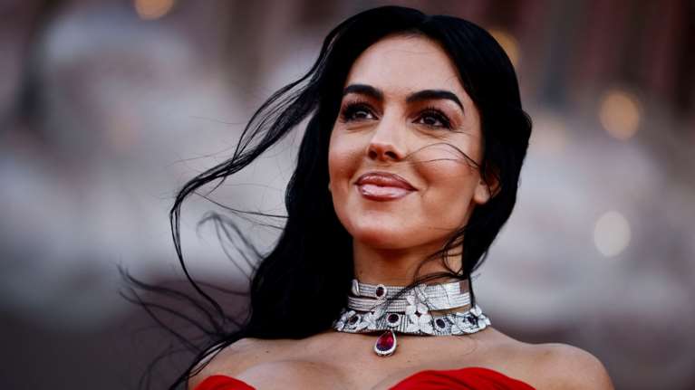 Pretty Woman η Τζορτζίνα Ροντρίγκεζ: Η δραματική εμφάνιση με το iconic κόκκινο φόρεμα και τα λάθος παπούτσια