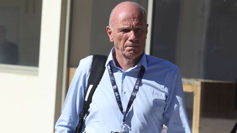 ΚΕΔ: Τέλος ο αρχιδιαιτητής Στιβ Μπένετ - Παραιτήθηκε και καταγγέλλει παρέμβαση Μπαλτάκου στο έργο του