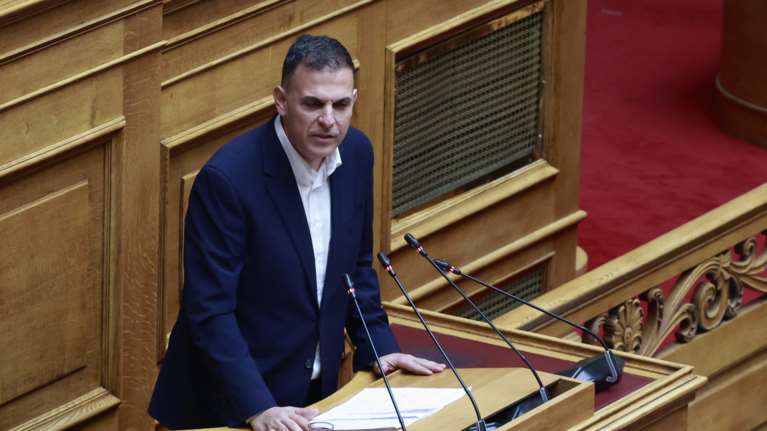 Ο Καραμέρος καρφώνει τον Κωνσταντινόπουλο: &quot;Επικροτεί την αντιθεσμική απάντηση Αδειλίνη στον Φάμελλο&quot;
