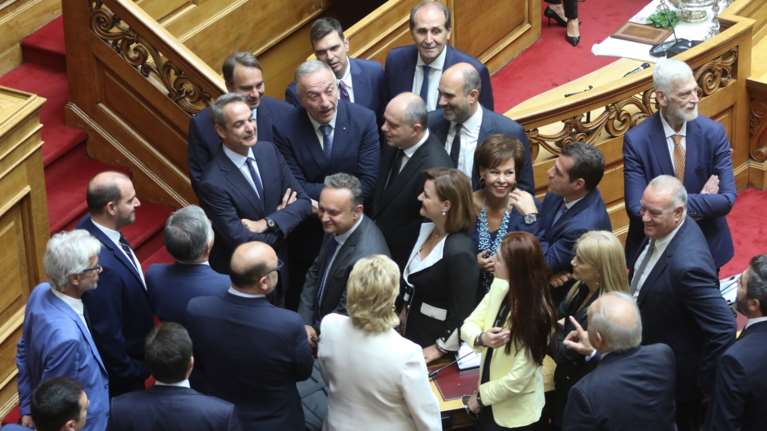 Αγιασμός Βουλής: Το απρόοπτο με την Δόμνα Μιχαηλίδου, η "καταπράσινη" Τζάκρη και η πιο βλοσυρή δεν γίνεται Ζωή [εικόνες]