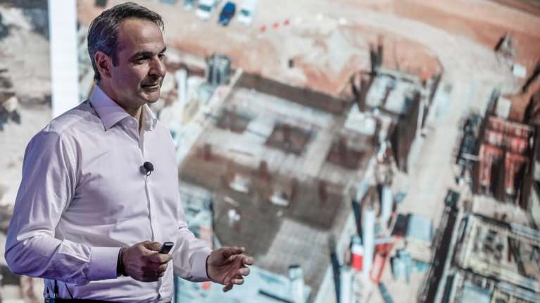 Σε ποιους μοιράζονται τα 2 δισ. ευρώ των ελαφρύνσεων της ΝΔ: Αύξηση αφορολογήτου για οικογένειες και μείωση τεκμηρίων