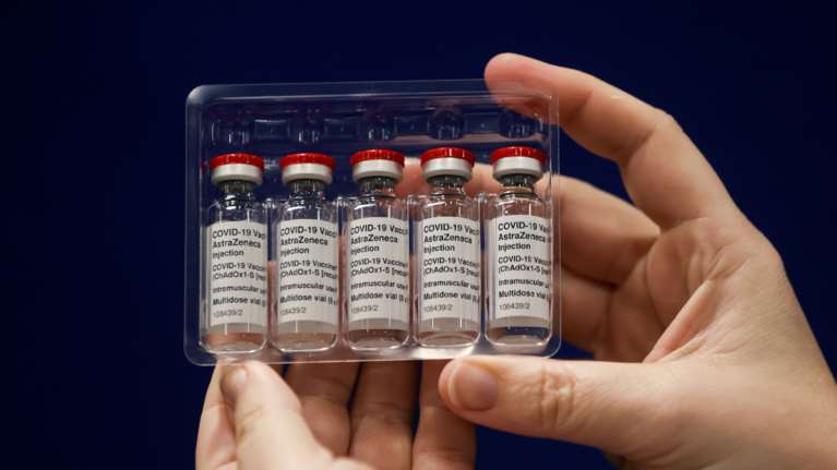 Διχάζει το εμβόλιο της AstraZeneca: &quot;Δείχνει μεγάλη αποτελεσματικότητα&quot; λέει η Γαλλία