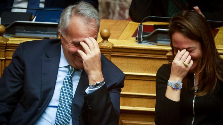 Στη Βουλή μιλάνε για τους νεκρούς των Τεμπών και οι Μάκης Βορίδης- Δόμνα Μιχαηλίδου έχουν ξεκαρδιστεί στα γέλια [εικόνες]