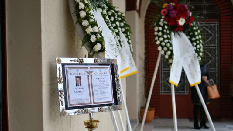 Λάρισα: Θρήνος στην κηδεία του 55χρονου που σκοτώθηκε στο τροχαίο στο Βουκουρέστι [εικόνες - βίντεο]