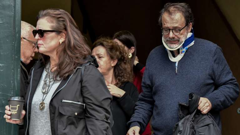 Δίκη Ινδαρέ: &quot;Φάγαμε το ξύλο της αρκούδας - Κλώτσαγαν τον πατέρα μου στο κεφάλι&quot; - Τι κατέθεσαν ο σκηνοθέτης και ο γιος του