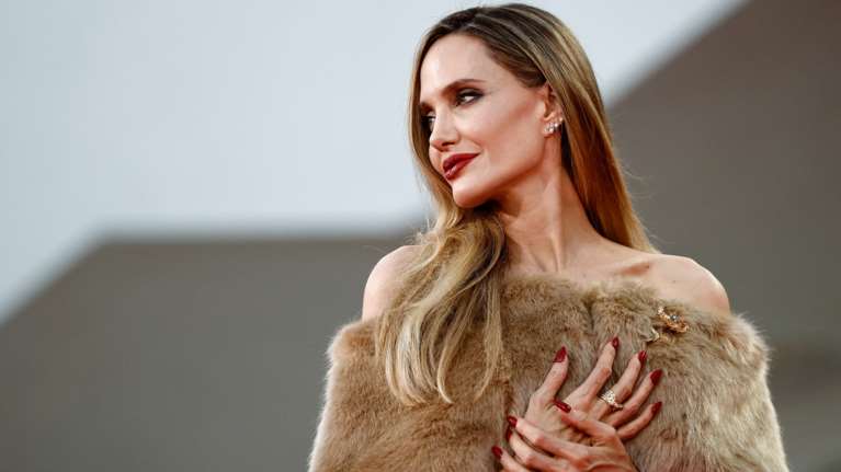 Η απόλυτη ντίβα: Η Αντζελίνα Τζολί ήταν η επιτομή της κομψότητας στο Φεστιβάλ Βενετίας με ντραπέ φόρεμα και ακαταμάχητη γοητεία