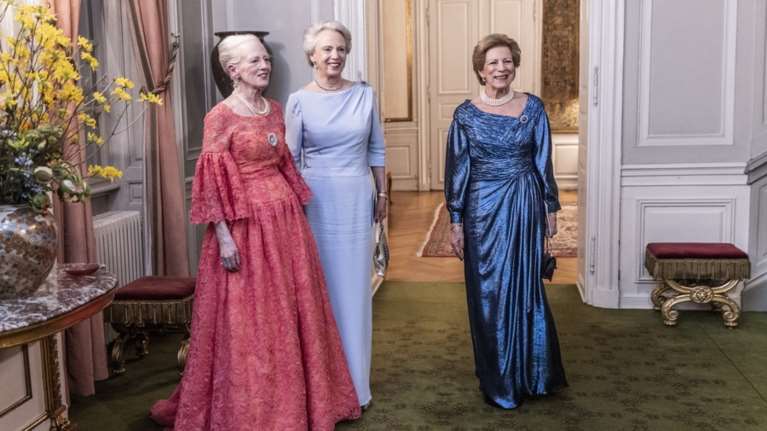 Η Άννα Μαρία στο παλάτι της Δανίας με τις αδελφές της: Το λαμπερό πάρτι γενεθλίων και το ροζ σατέν φόρεμα της 77χρονης