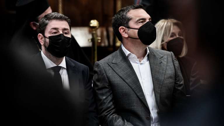 Οι νέοι ύμνοι Τσίπρα για τον Ανδρέα Παπανδρέου, η &quot;πάσα&quot; Μητσοτάκη και η απάντηση του ΠΑΣΟΚ: &quot;Εσείς τον λέγατε κλέφτη&quot;