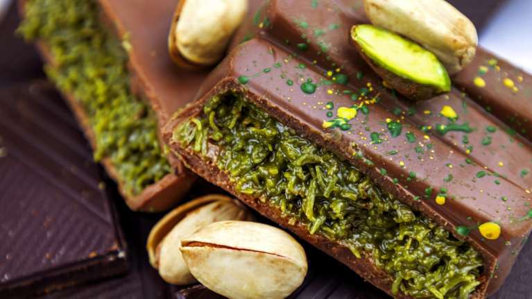 Dubai Chocolate: Η σοκολάτα που έγινε &quot;viral&quot; στο TikTok προκαλεί παγκόσμια έλλειψη φιστικιών