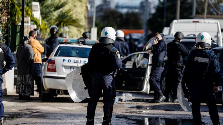 Ρομά με αυτόματα όπλα έκαναν... Γάζα το άβατο του Βλυχού Μεγάρων - Σηκώνει ψηλά τα χέρια η ΕΛ.ΑΣ. [βίντεο]