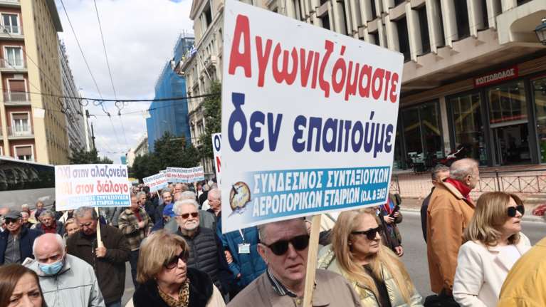 Η κυβέρνηση ξεκαθαρίζει ότι δεν πρόκειται να καταβληθούν πριν το Πάσχα οι συντάξεις - Επιμένει η αντιπολίτευση