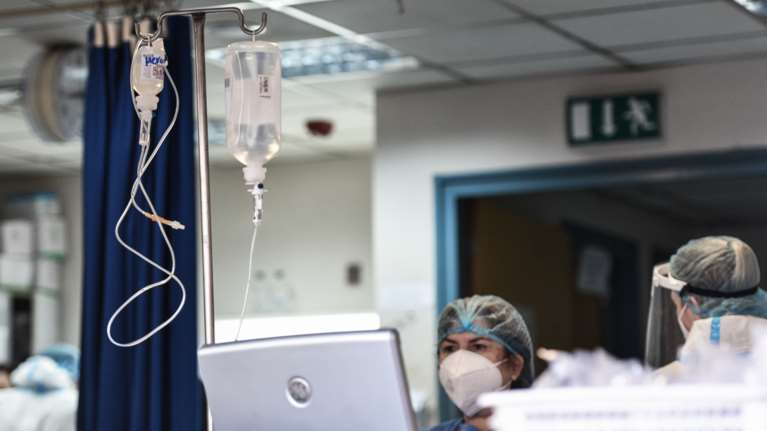 Αφόρητη πίεση στα νοσοκομεία: 60 διασωληνωμένοι εκτός ΜΕΘ - Οι μισοί περιμένουν από δύο έως δέκα μέρες