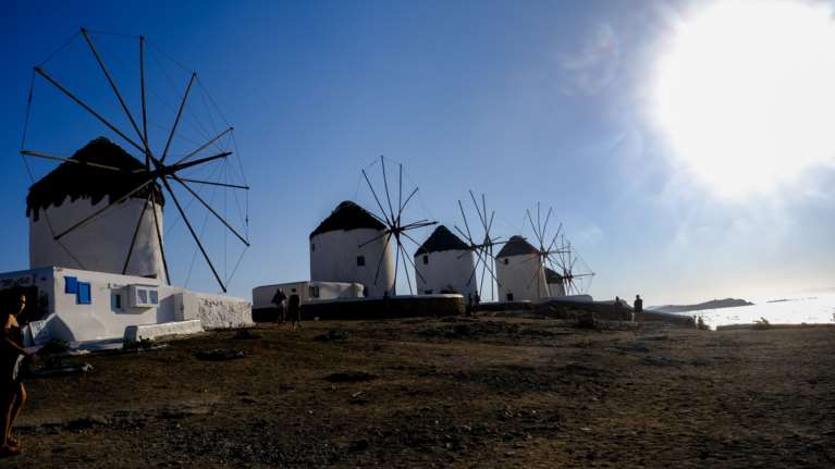 Μύκονος: Αστυνομικοί δούλευαν &quot;σεκιούριτι&quot; σε βίλες πλουσίων - Πόσα έπαιρναν την ώρα - Έχουν γίνει τρεις συλλήψεις