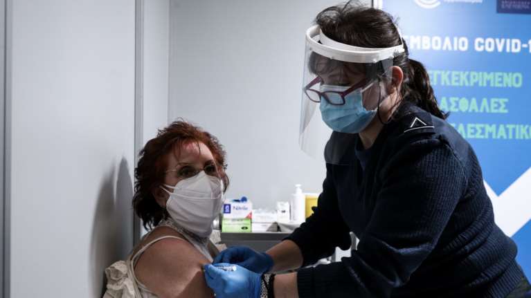 Εμβολιασμοί: Το 80% των 75-79 θα εμβολιαστεί - Ποιες ηλικιακές και επαγγελματικές ομάδες έχουν μείνει αδικαιολόγητα πίσω