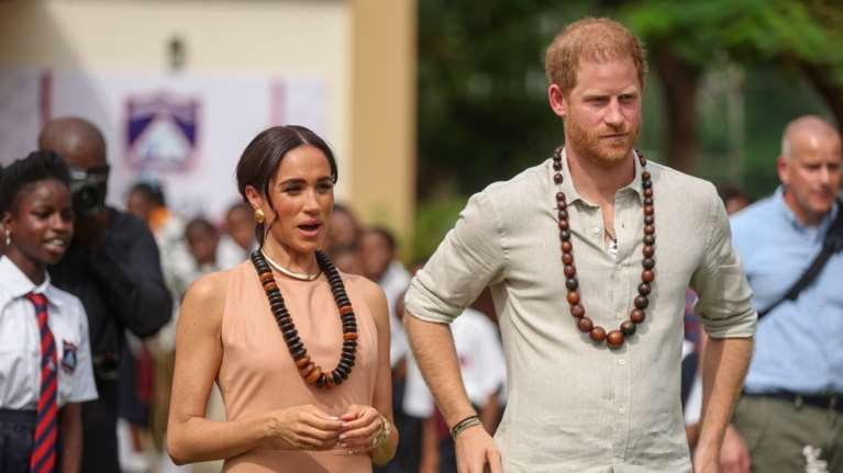 &quot;Εντελώς ακατάλληλη&quot; η Μέγκαν Μαρκλ: H εμφάνιση στη Νιγηρία στο πλευρό του Χάρι που ξεσήκωσε αρνητικά σχόλια