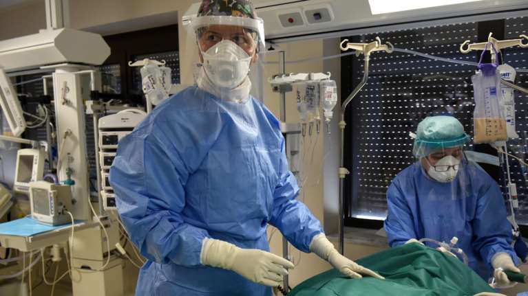 Κορονοϊός: &quot;Από τους 480 διασωληνωμένους, οι 200 θα πεθάνουν&quot; - Τρομακτική πρόβλεψη εντατικολόγου